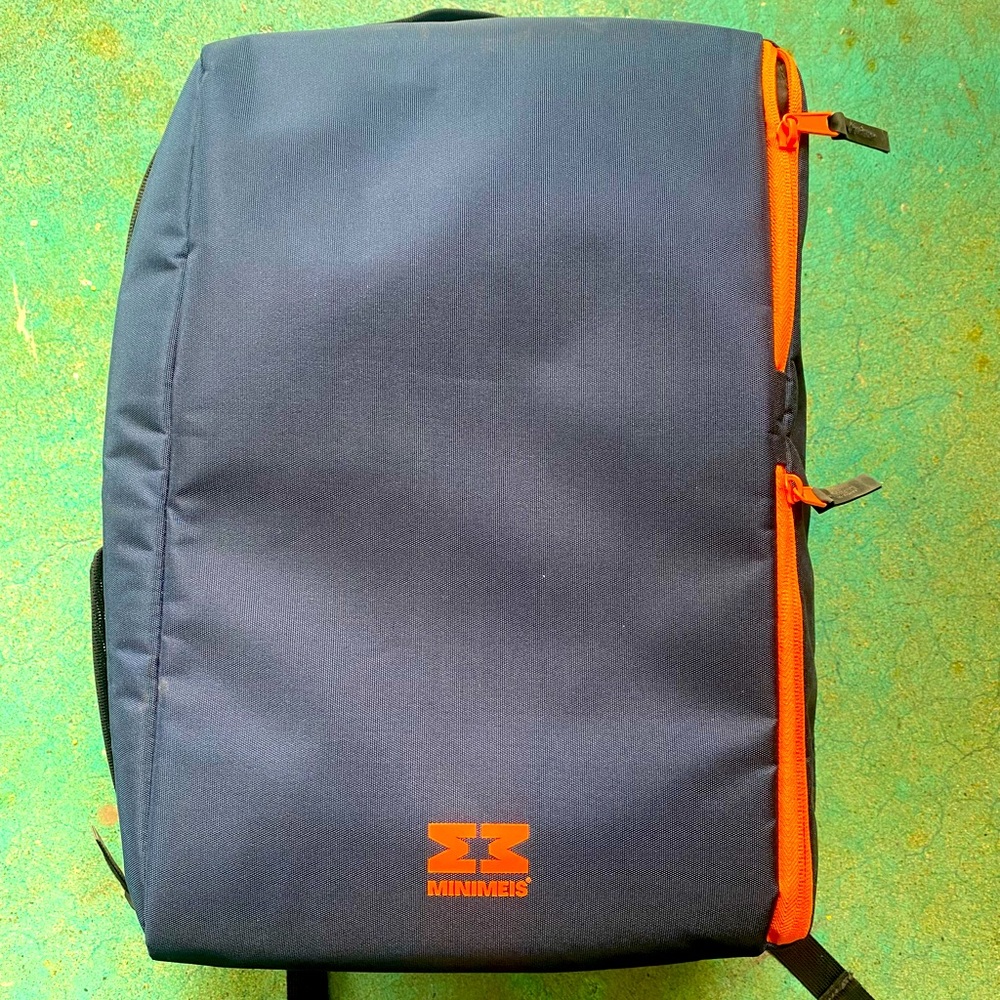 Brand new Minimeis shoulder carrier